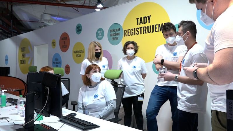 Za 10 minut hotovo, bez registrace. Otevřelo se nové očkovací centrum v pražské Kotvě